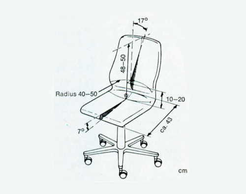 Zeichnung eines Bürostühls versehen mit Längenabmessungen und Neigungswinkeln